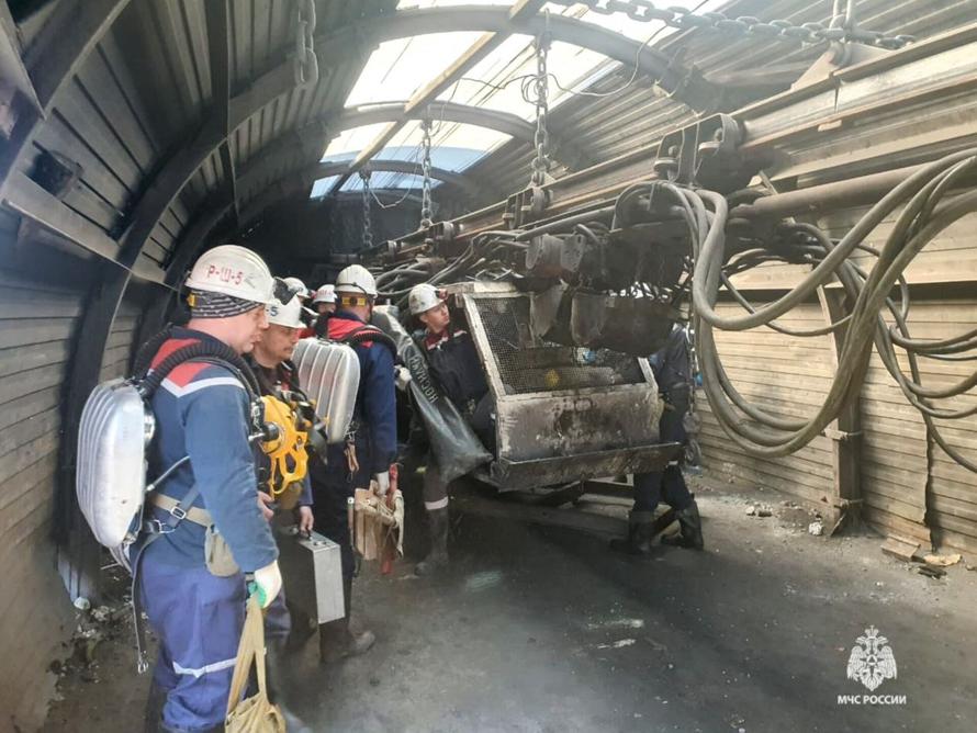 На российской угольной шахте произошло обрушение. Под землёй остались горняки